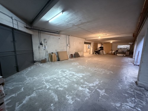 Ampio Locale Garage in Zona Periferica